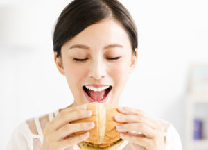 噛み合わせが悪いと太りやすい!?歯並び改善で健康的な生活を目指そう